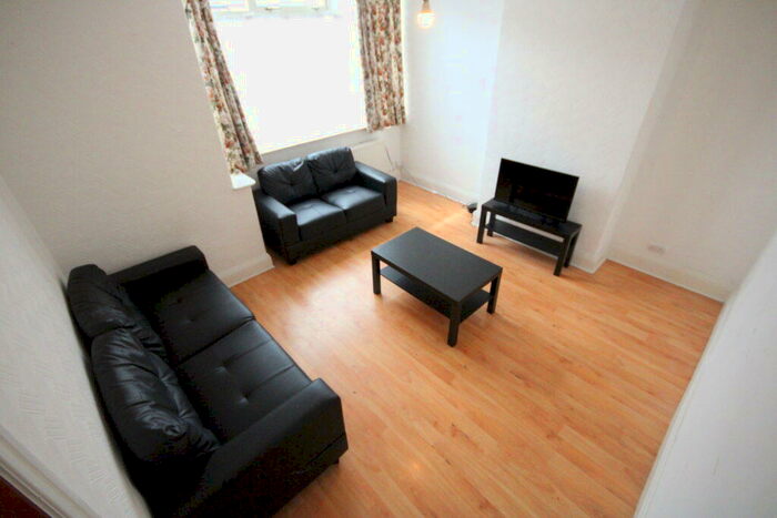 4 Bedroom Semi-Detached House To Rent In Newport View, Headingley, Leeds, LS6