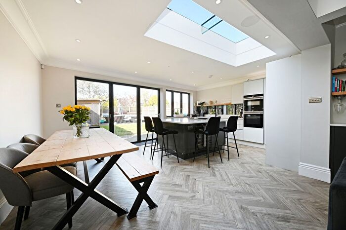 5 Bedroom Semi-detached House For Sale In Ringinglow Road, Sheffield, S11