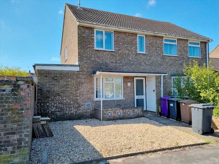3 Bedroom Semi-Detached House For Sale In De Gravel Drive, Cranwell, NG34