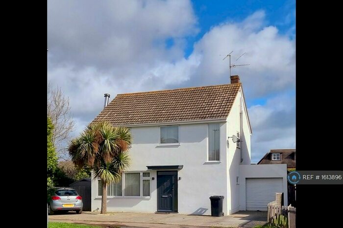 3 Bedroom Detached House To Rent In Chatsworth Avenue, Wokingham, RG41