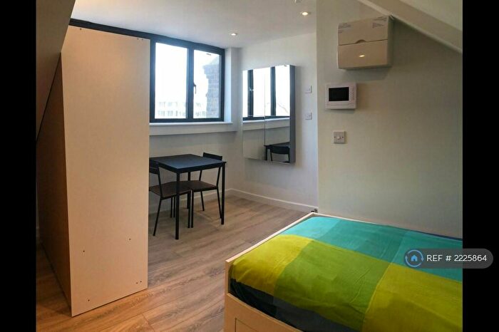 Studio To Rent In West Green Road, London, N15