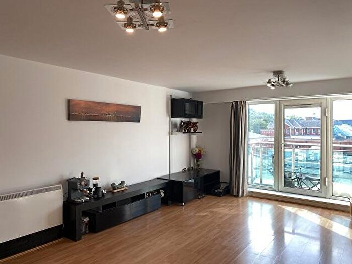 3 Bedroom Apartment To Rent In Royal Plaza, Westfield Terrace, Sheffield, South Yorkshire, S1