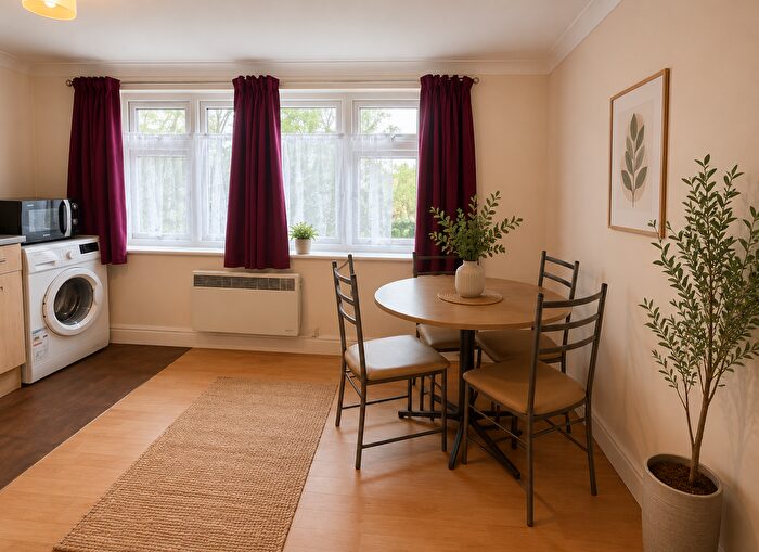 1 Bedroom Flat To Rent In Hanworth Road, Hounslow, TW3