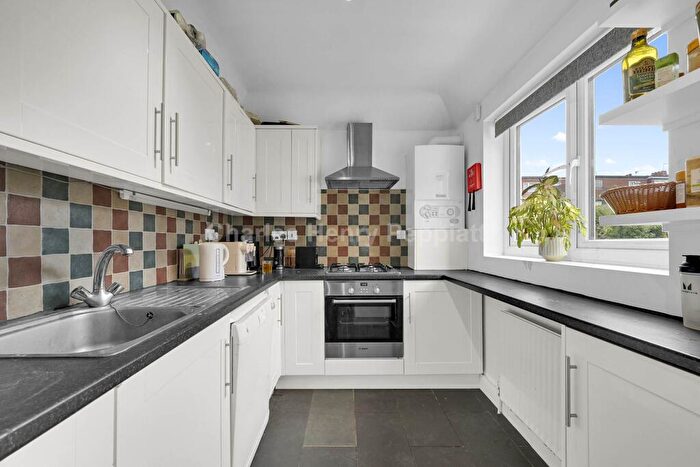 4 Bedroom Apartment To Rent In St Marys Road, Golders Green, NW11