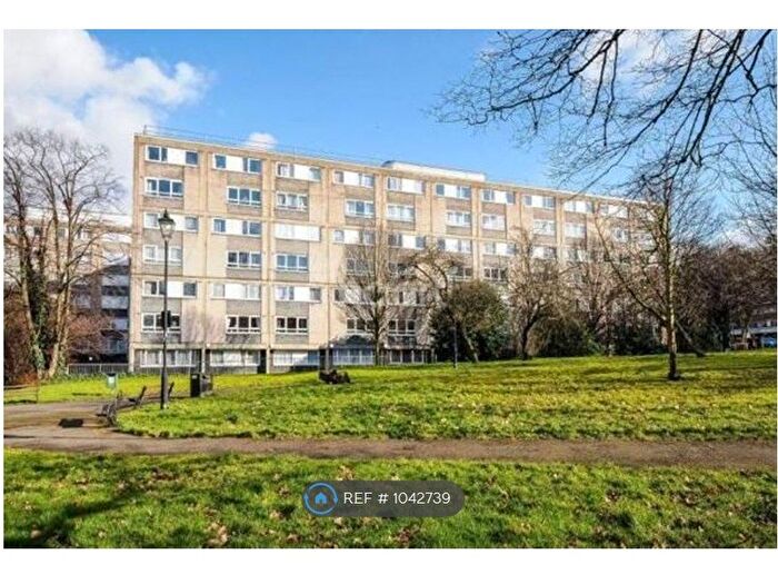 3 Bedroom Flat To Rent In Hyperion House, London, SW2