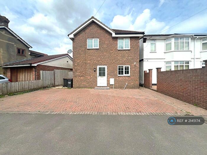 3 Bedroom Detached House To Rent In Hitchin Road, Luton, LU2