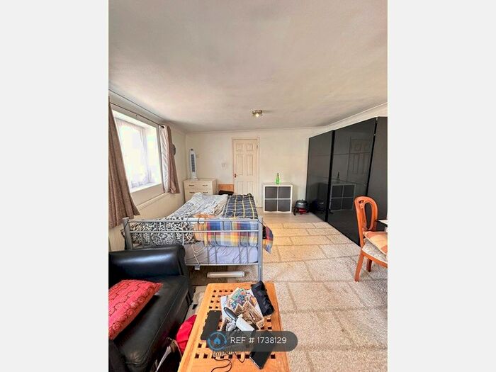 Studio To Rent In Ellerdine Road, Hounslow, TW3