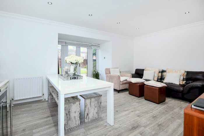 2 Bedroom Apartment To Rent In Kewferry Drive, Northwood, HA6