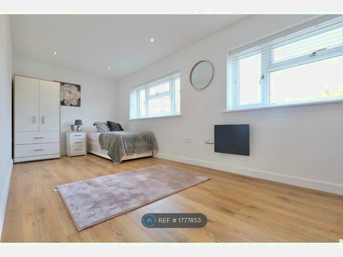 Studio To Rent In Veryan Close, London, BR5