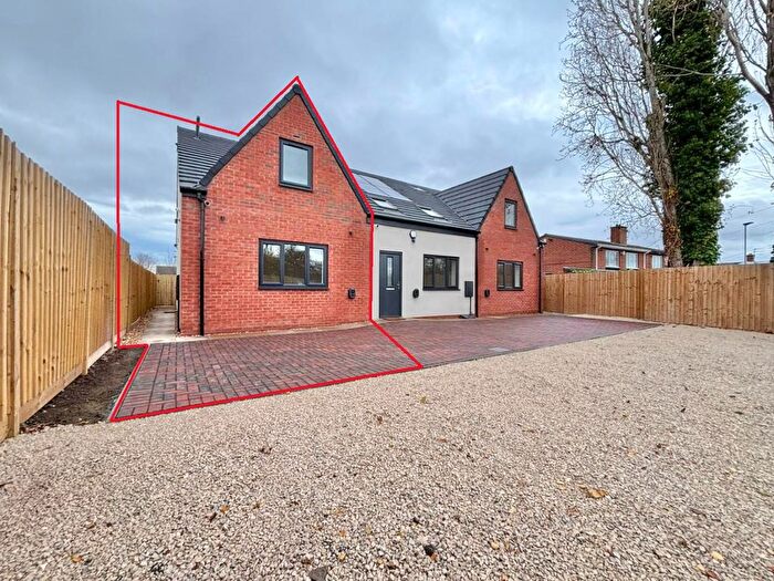 3 Bedroom Town House For Sale In Broom Close, Kendray, Barnsley, S70