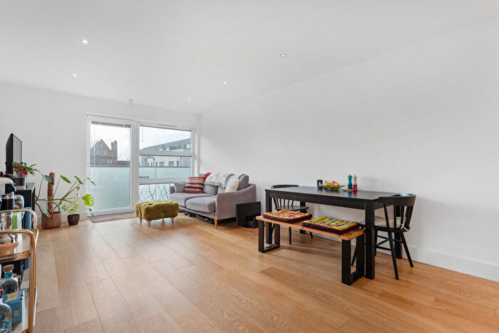 2 Bedroom Apartment For Sale In Tiltman Place, Finsbury Park, Islington, N7