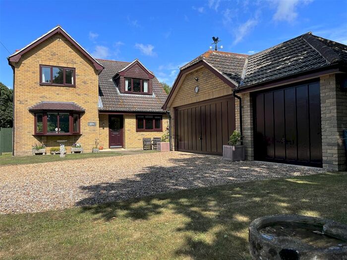 4 Bedroom Property For Sale In New Road, Porchfield, Newport, PO30