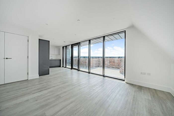 2 Bedroom Flat To Rent In Whiffens Avenue, Chatham, ME4