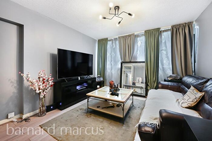 2 Bedroom Apartment For Sale In Carmichael Close, London, SW11