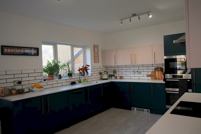 4 Bedroom House To Rent In Priestley Crescent, Apperley Bridge, BD10