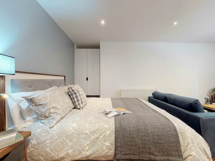 Apartment To Rent In Apt, Clarendon Road #, LS2