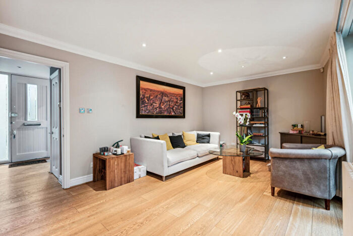 2 Bedroom House To Rent In Doves Yard, Angel, N1