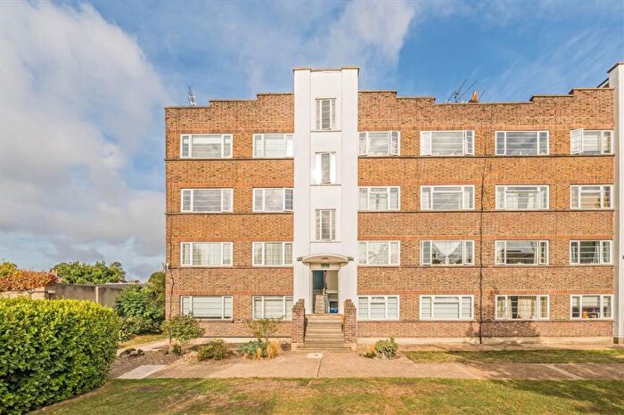 2 Bedroom Flat For Sale In Park Road, Hampton Wick, KT1