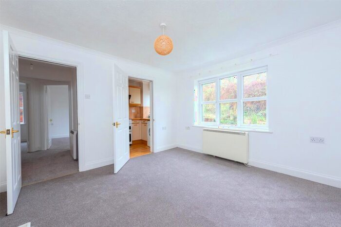 2 Bedroom Apartment For Sale In Burghfield Road, Reading, Berkshire, RG30