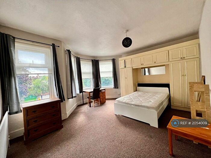 2 Bedroom Flat To Rent In Frobisher Road, London, N8