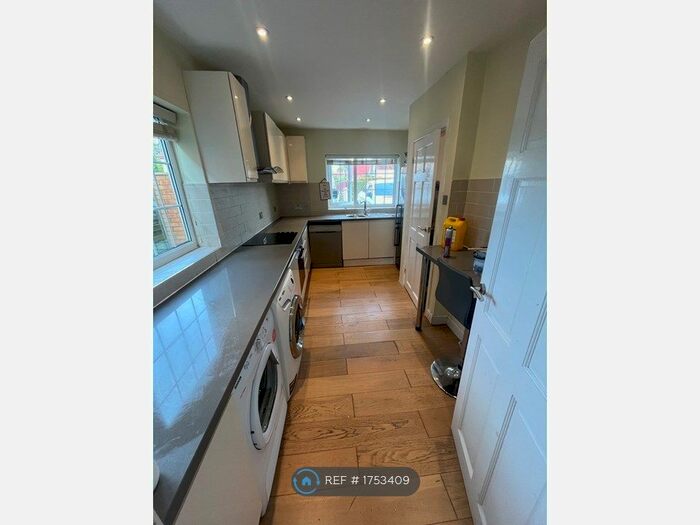 3 Bedroom Semi-Detached House To Rent In Cedar Road, Reading, RG2