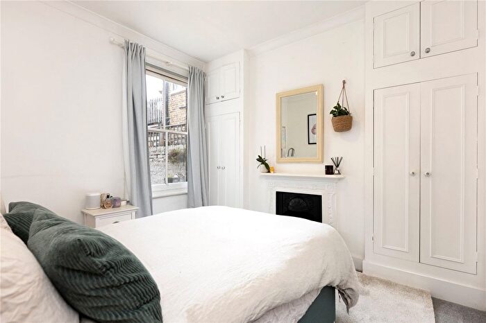 2 Bedroom Maisonette For Sale In Silverthorne Road, London, SW8