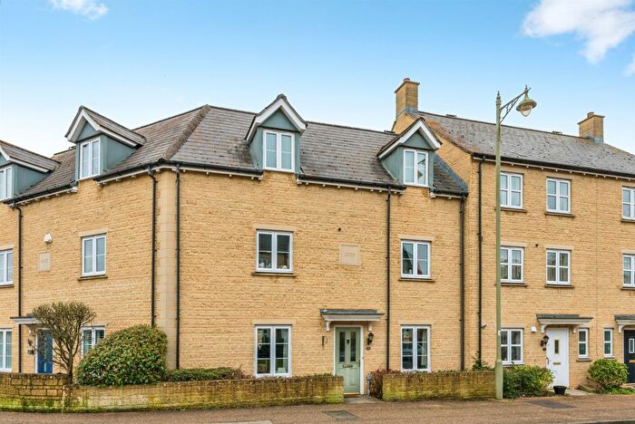 5 Bedroom Terraced House For Sale In Elmhurst Way, Carterton, OX18