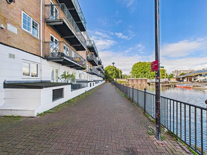 2 Bedroom Apartment To Rent In Kingsbridge Court, Dockers Tanner Road, Docklands, E14