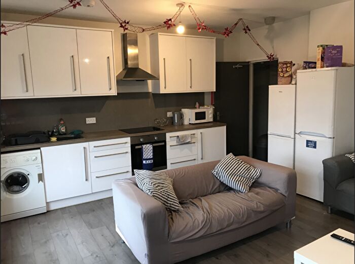 5 Bedroom Flat To Rent In Spacious Bed Flat // Aug, LN2