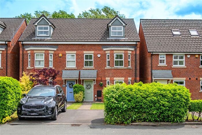 4 Bedroom Semi-detached House For Sale In Waters Edge, New Moston, Manchester, M40