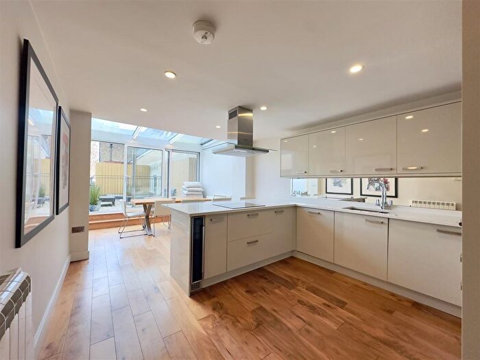 2 Bedroom Flat To Rent In George Street, Richmond, TW9
