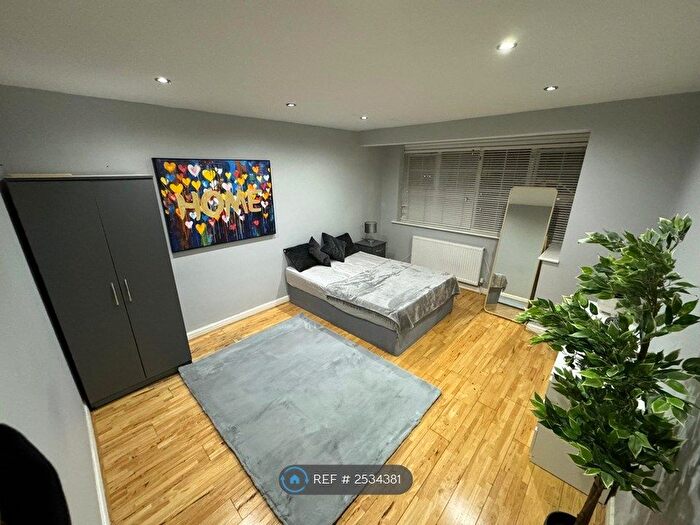 4 Bedroom Terraced House To Rent In Sherwood Park Road, Mitcham, CR4