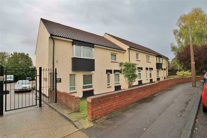 2 Bedroom Flat To Rent In Uplands Park Court, Rayleigh, Essex, SS6