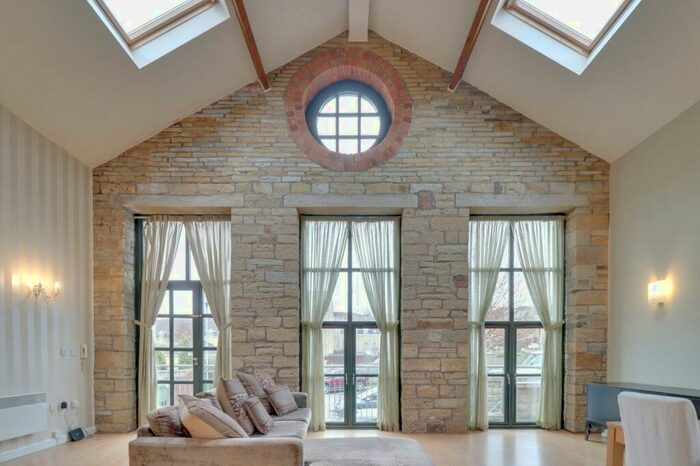 2 Bedroom Flat To Rent In Meadow Road, Apperley Bridge, Bradford, West Yorkshire, BD10