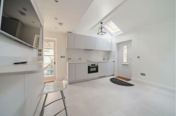 Flat To Rent In London Road Sunningdale, SL5