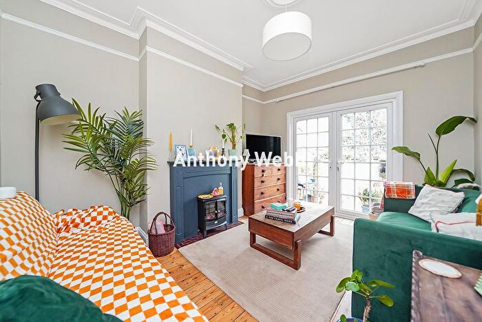 2 Bedroom Flat To Rent In Park Avenue, Palmers Green, N13