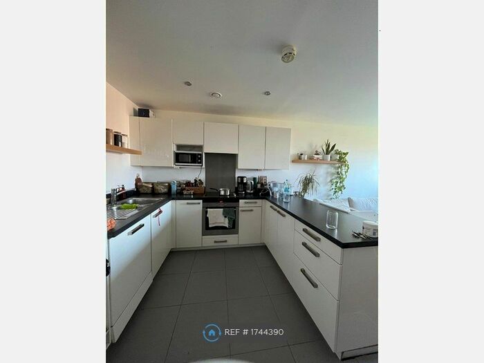 2 Bedroom Flat To Rent In Holford Way, London, SW15