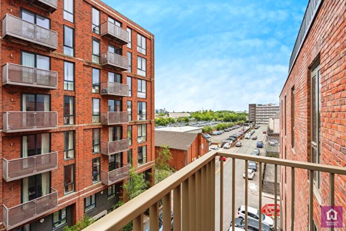 3 Bedroom Flat For Sale In Local Crescent, Block C Hulme Street, Salford, Manchester City Centre, M5