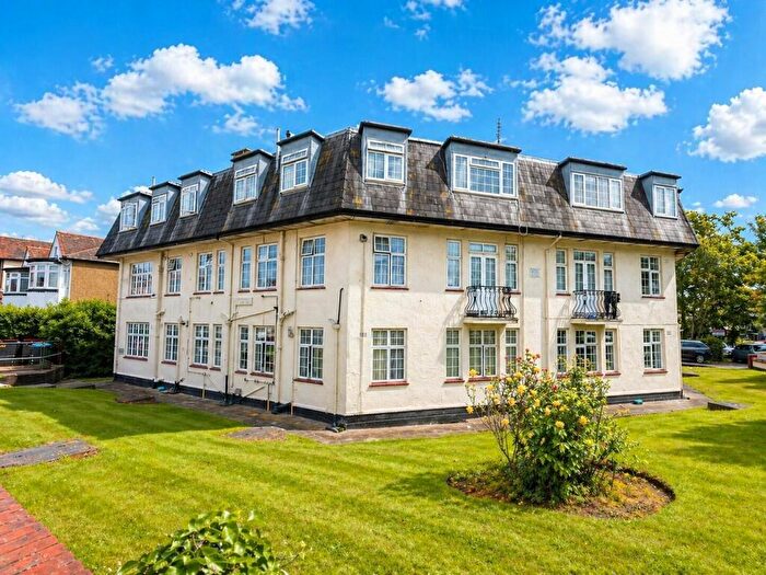 2 Bedroom Flat For Sale In Ranelagh Court, Glendale Avenue, Edgware, HA8