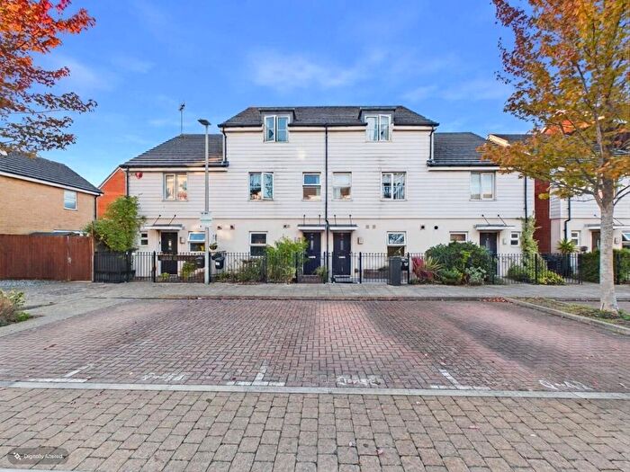 4 Bedroom Terraced House For Sale In St. Agnes Way, Reading, RG2