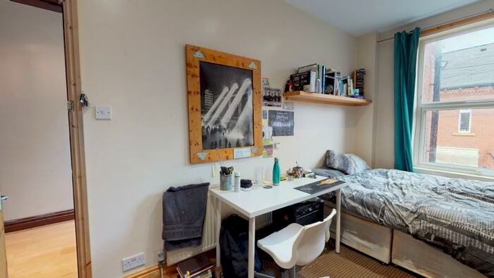 4 Bedroom Terraced House To Rent In Blenheim Square, Woodhouse, Leeds, LS2