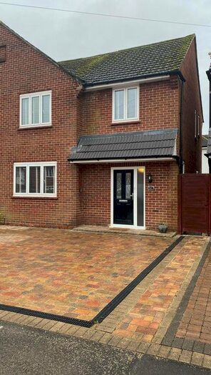 3 Bedroom Detached House To Rent In Addlestone, Surrey KT15