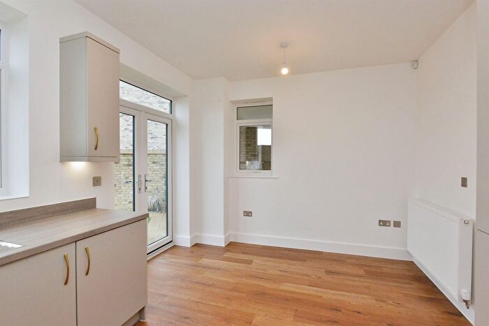 3 Bedroom End Of Terrace House For Sale In Holden Avenue, Oxley Park, Milton Keynes, MK4