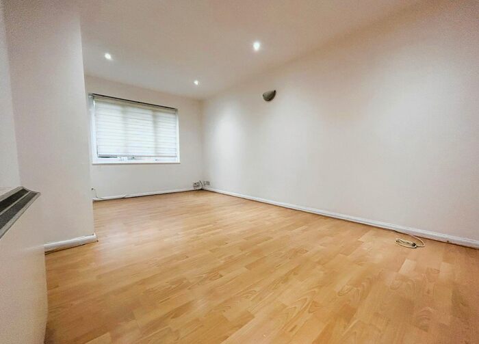 2 Bedroom Flat To Rent In Medesenge Way, London, N13