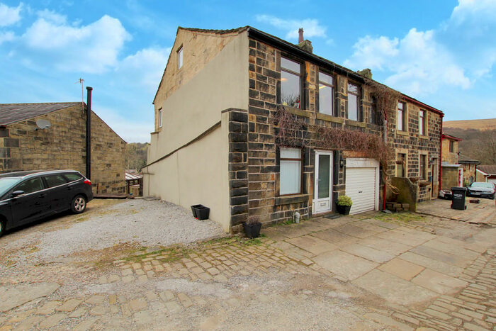 3 Bedroom Cottage To Rent In Inchfield Road, Walsden, OL14