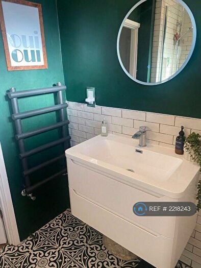 2 Bedroom Flat To Rent In Garden View Court, Leeds, LS8