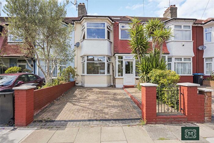 4 Bedroom Terraced House For Sale In Kendal Avenue, London, N18