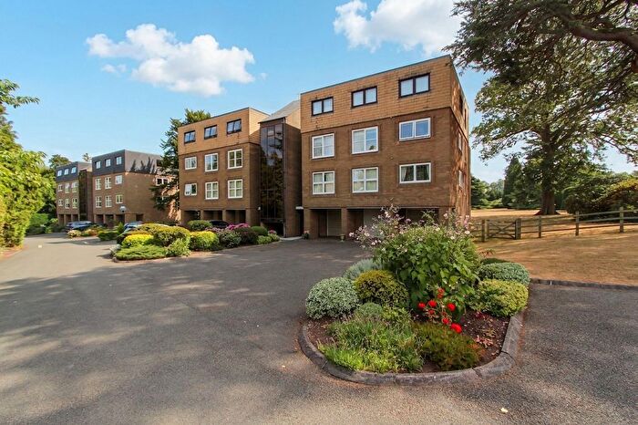 2 Bedroom Flat For Sale In Lakeside, Little Aston, B74