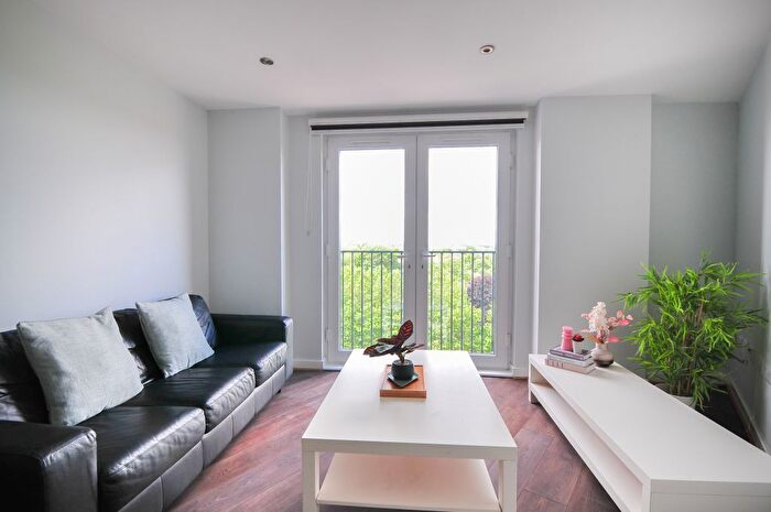 2 Bedroom Flat To Rent In Sillavan Way, Salford, M3