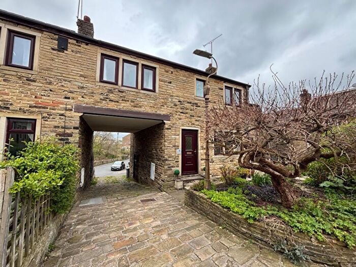 4 Bedroom Town House To Rent In Crossley Hall Mews, Bradford, West Yorkshire, BD8